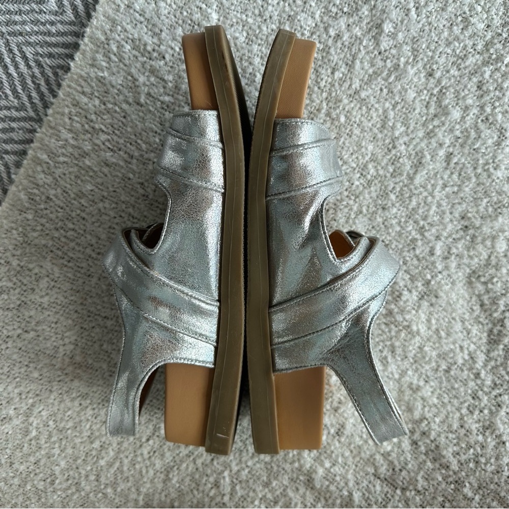 Dolce Vita Alda Sandal Silver Metallic Buckle Flat Platform - Picture 7 of 9